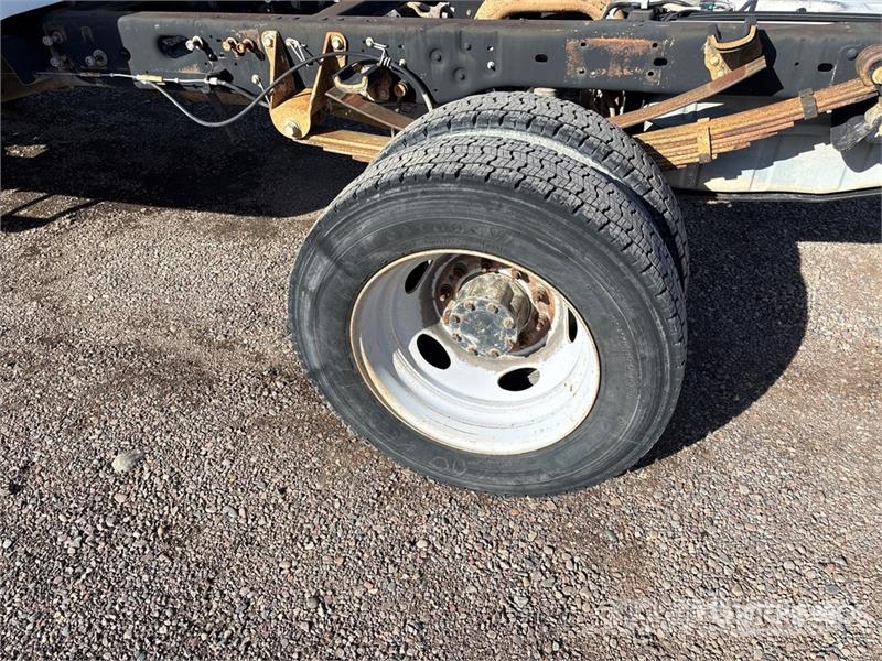 Ford F-550 XL 駕駛室與內部