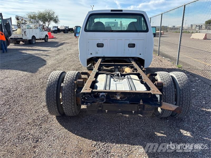 Ford F-550 XL 駕駛室與內部