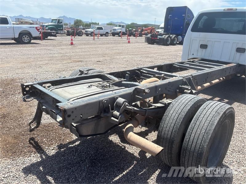 Ford F-550 XL 4x2 Cab and Chassis 駕駛室與內部