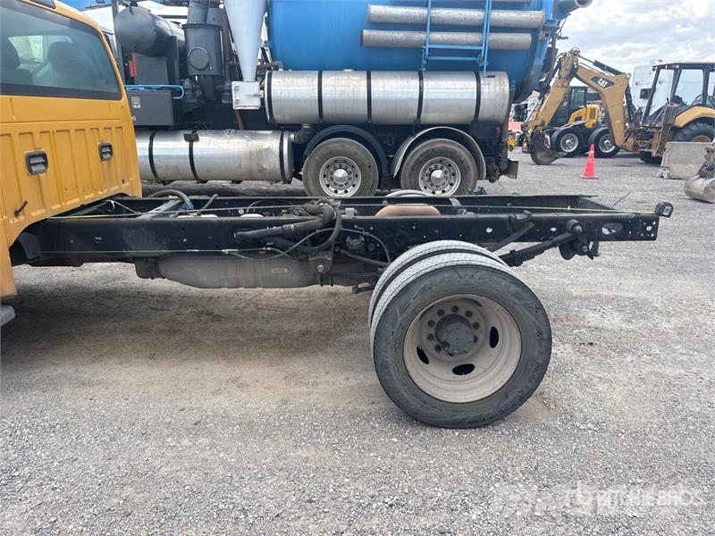 Ford F-550 XL 4x2 Cab and Chassis Cabins and interior