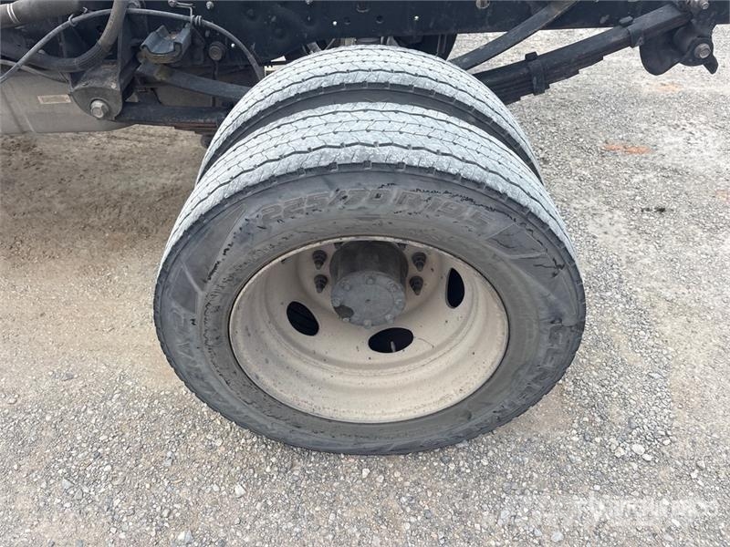 Ford F-550 XL 4x2 Cab and Chassis Cabins and interior
