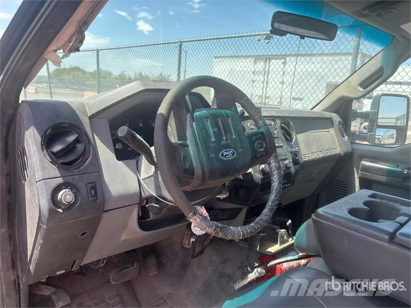 Ford F-550 XL 4x2 Cab and Chassis 駕駛室與內部