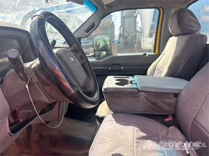 Ford F-550 XL 4x2 Cab and Chassis Cabins and interior