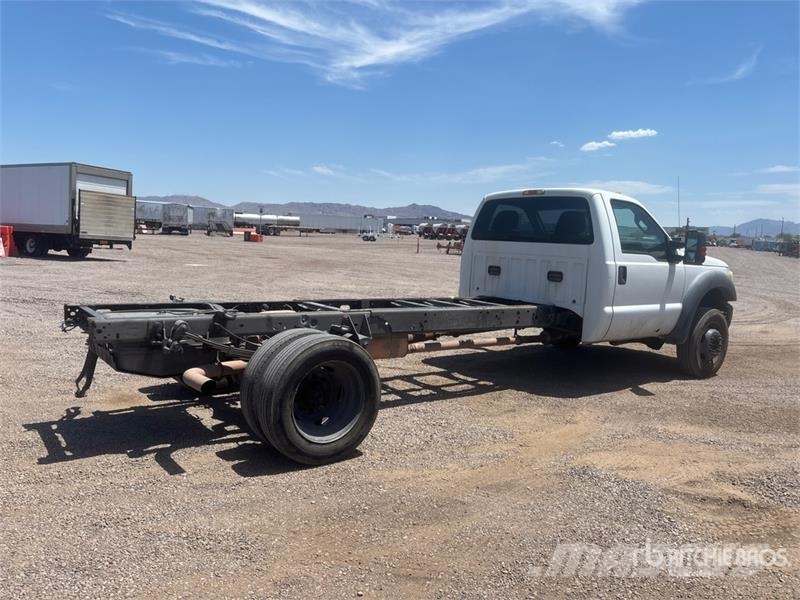 Ford F-550 XL 4x2 Cab and Chassis 駕駛室與內部