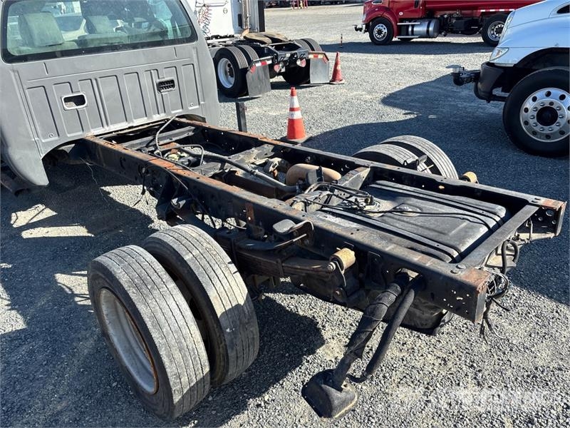 Ford F-550 XL 4x2 Cab and Chassis Кабини