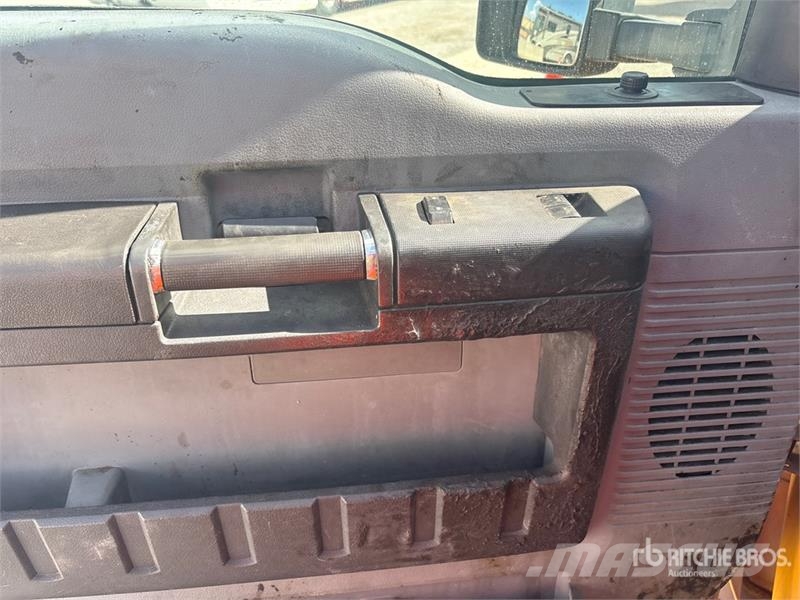 Ford F-550 XL 4x2 Cab and Chassis Cabins and interior