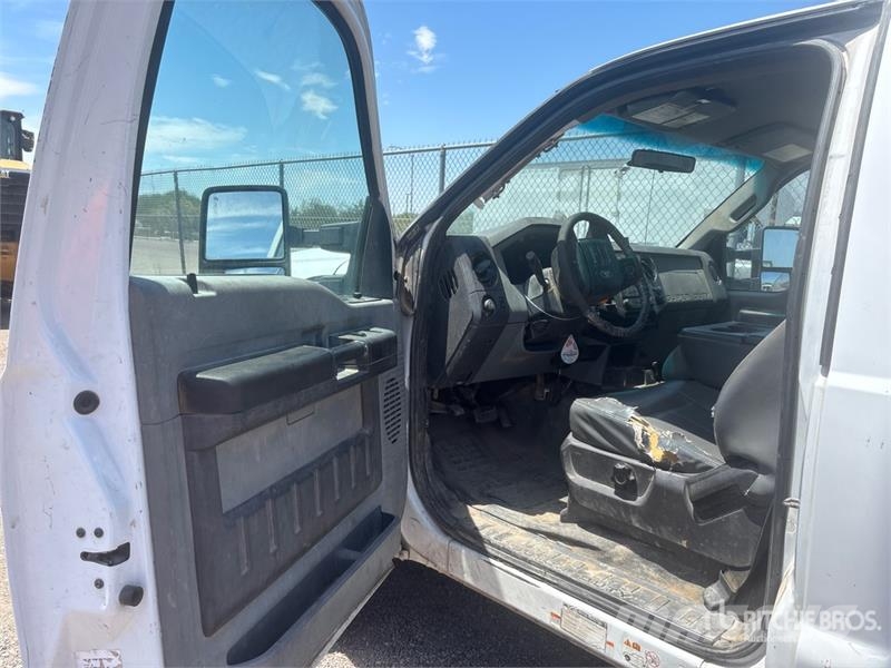 Ford F-550 XL 4x2 Cab and Chassis 駕駛室與內部