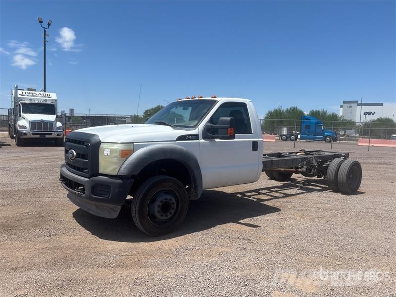 Ford F-550 XL 4x2 Cab and Chassis 駕駛室與內部