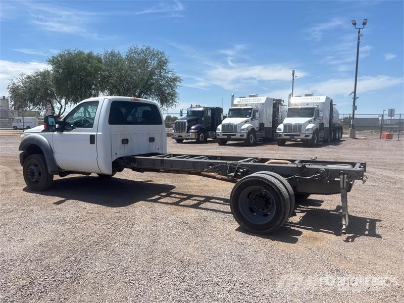 Ford F-550 XL 4x2 Cab and Chassis 駕駛室與內部