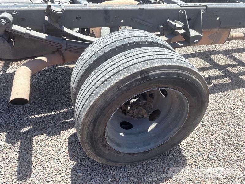 Ford F-550 XL 4x2 Cab and Chassis 駕駛室與內部