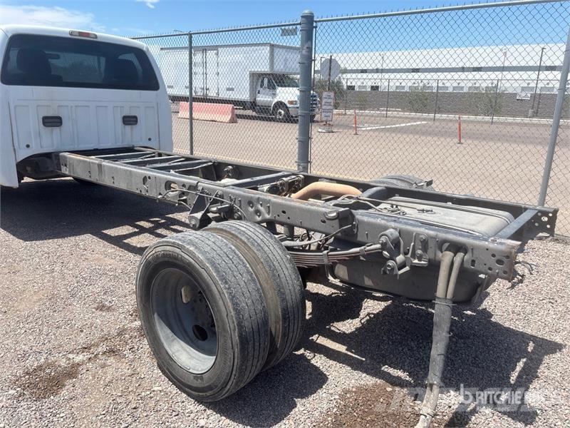 Ford F-550 XL 4x2 Cab and Chassis 駕駛室與內部