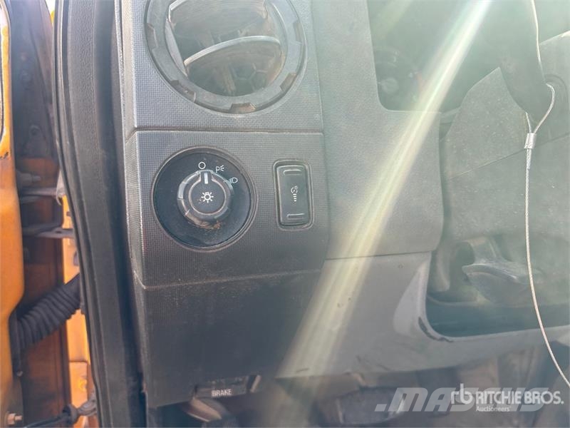 Ford F-550 XL 4x2 Cab and Chassis Cabins and interior