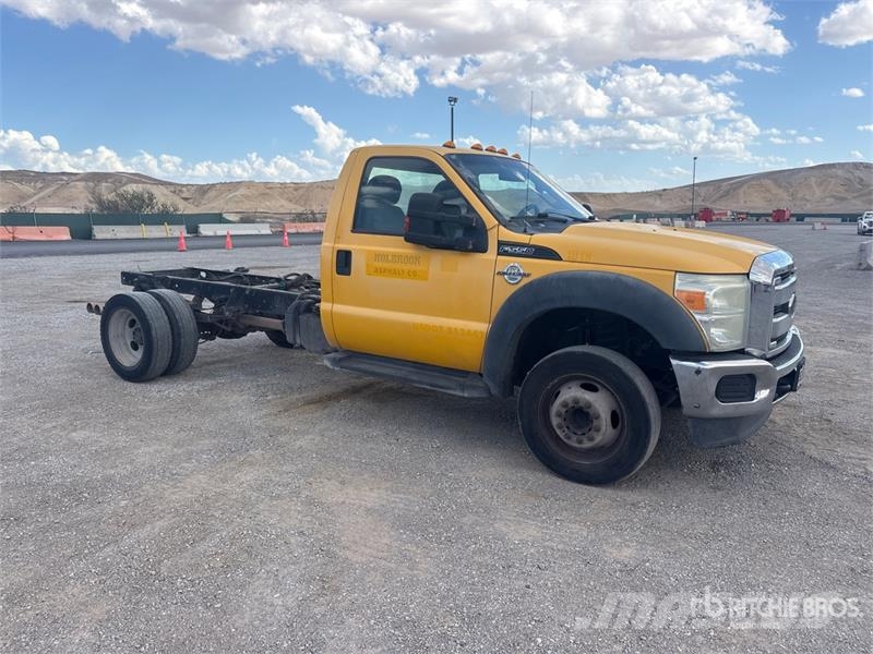 Ford F-550 XL 4x2 Cab and Chassis Cabins and interior