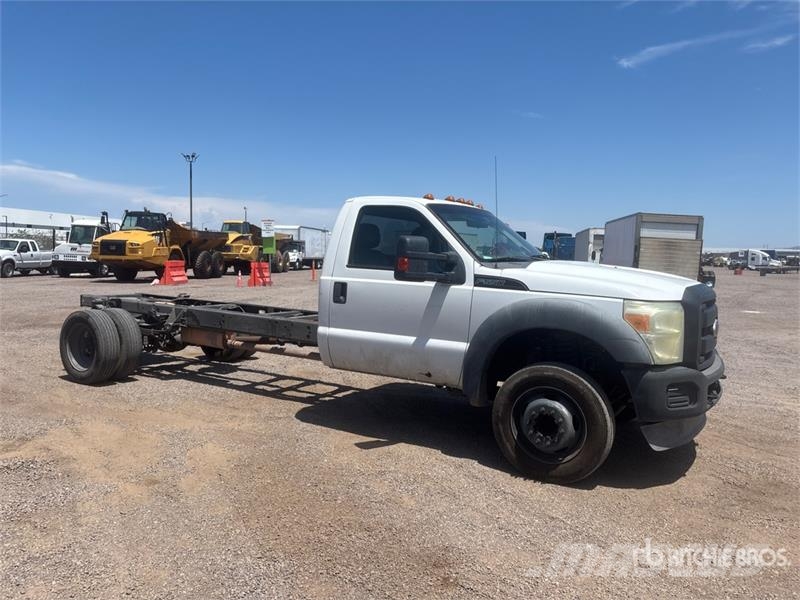 Ford F-550 XL 4x2 Cab and Chassis 駕駛室與內部