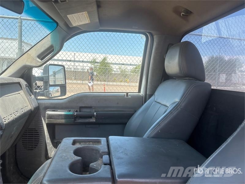 Ford F-550 XL 4x2 Cab and Chassis 駕駛室與內部