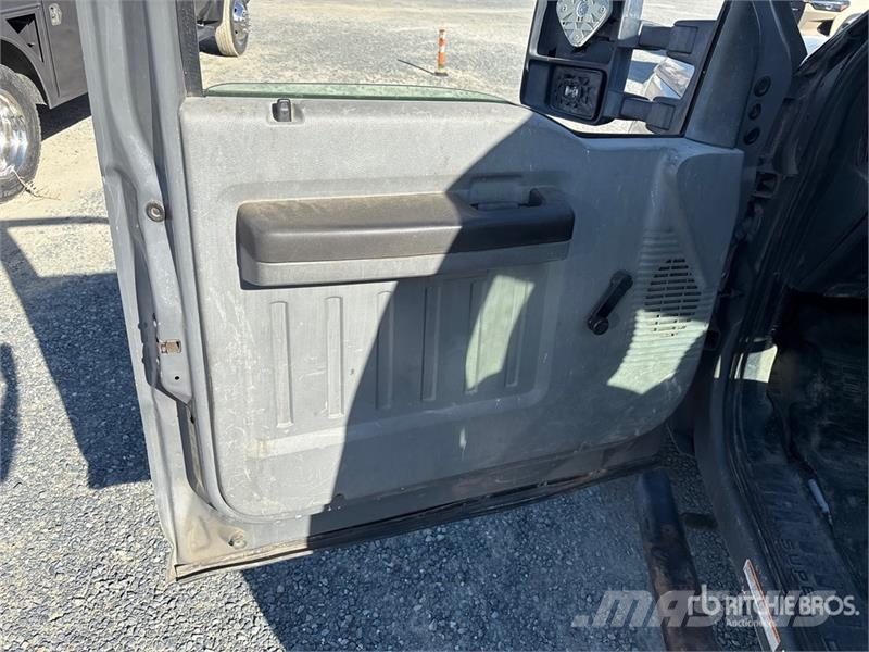 Ford F-550 XL 4x2 Cab and Chassis Кабини