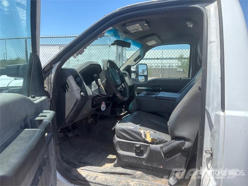 Ford F-550 XL 4x2 Cab and Chassis 駕駛室與內部