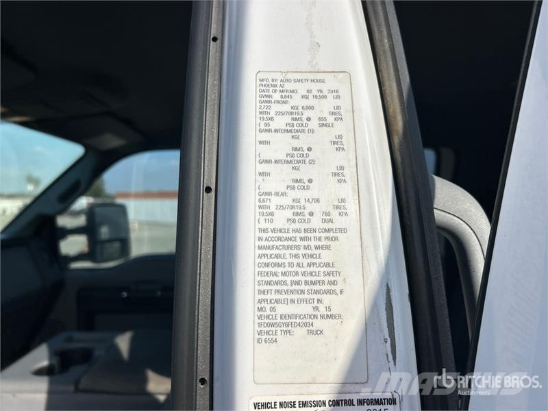 Ford F-550 XL 4x2 Crew Cab Flatbed Truck Camiones de cama baja