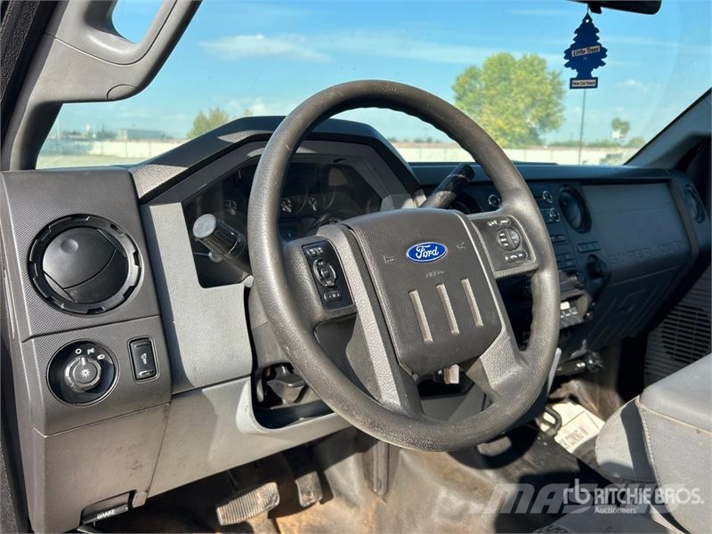 Ford F-550 XL 4x2 Crew Cab Flatbed Truck Camiones de cama baja
