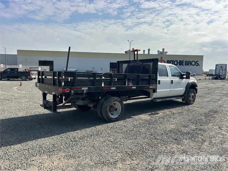 Ford F-550 XL 4x2 Crew Cab Flatbed Truck Camiones de cama baja