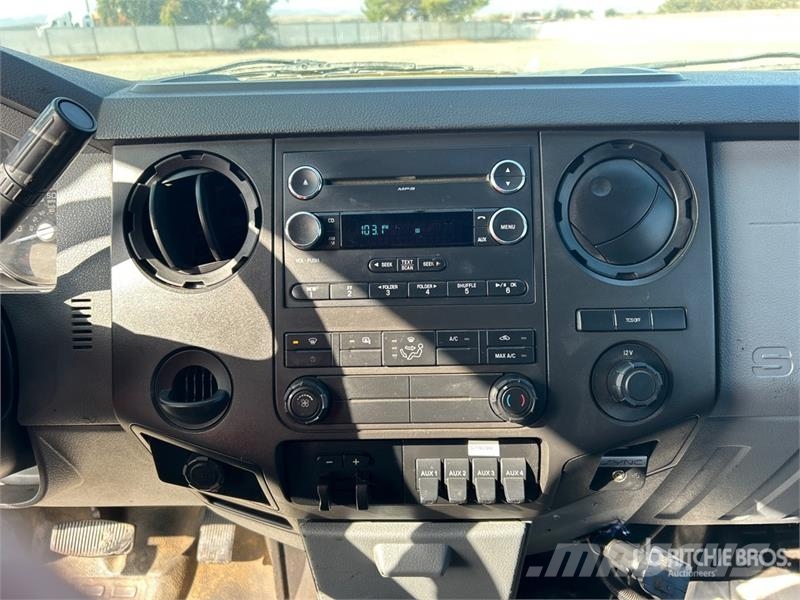 Ford F-550 XL 4x2 Crew Cab Flatbed Truck Camiones de cama baja