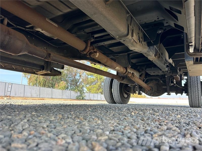 Ford F-550 XL 4x2 Crew Cab Flatbed Truck Camiones de cama baja
