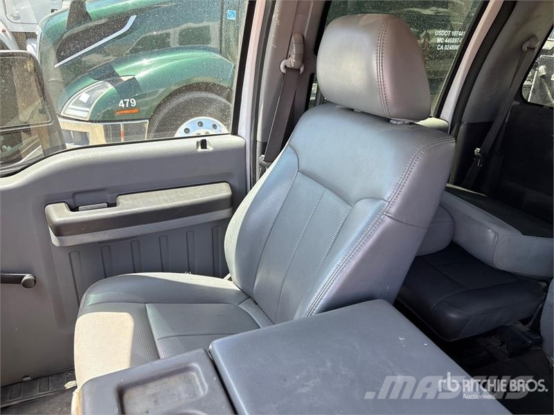 Ford F-550 XL 4x2 Crew Cab Service Truck Komunálne / Multi-úžitkové vozidlá