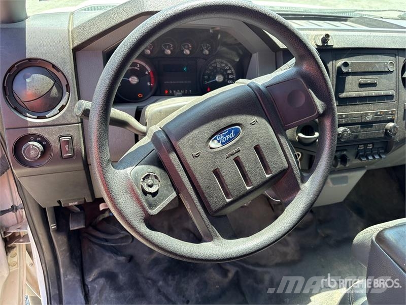 Ford F-550 XL 4x2 Crew Cab Service Truck Komunálne / Multi-úžitkové vozidlá