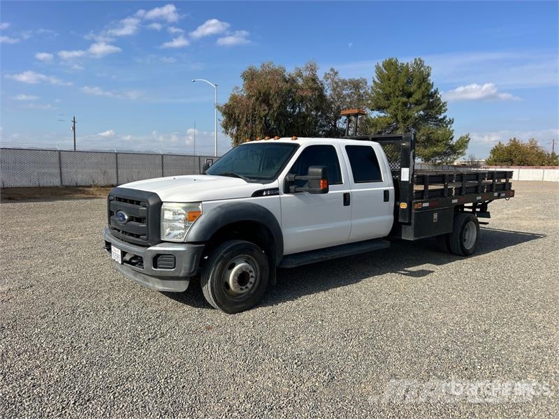 Ford F-550 XL 4x2 Crew Cab Flatbed Truck Camiones de cama baja