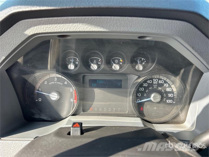 Ford F-550 XL 4x2 Crew Cab Flatbed Truck Camiones de cama baja