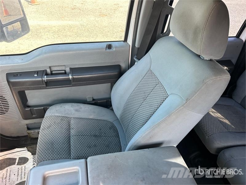 Ford F-550 XL 4x2 Crew Cab Flatbed Truck Camiones de cama baja