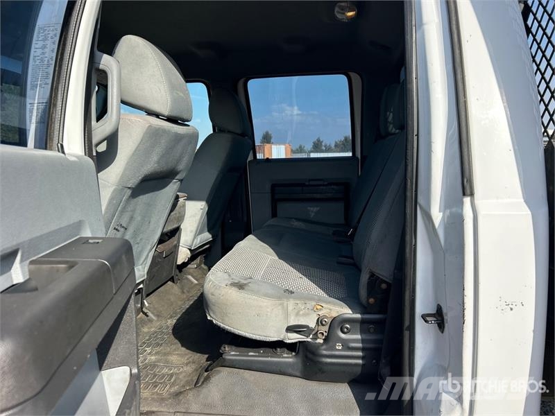 Ford F-550 XL 4x2 Crew Cab Flatbed Truck Camiones de cama baja