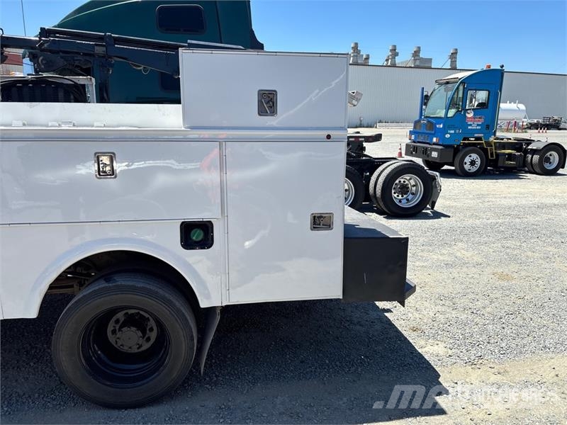 Ford F-550 XL 4x2 Crew Cab Service Truck Komunálne / Multi-úžitkové vozidlá