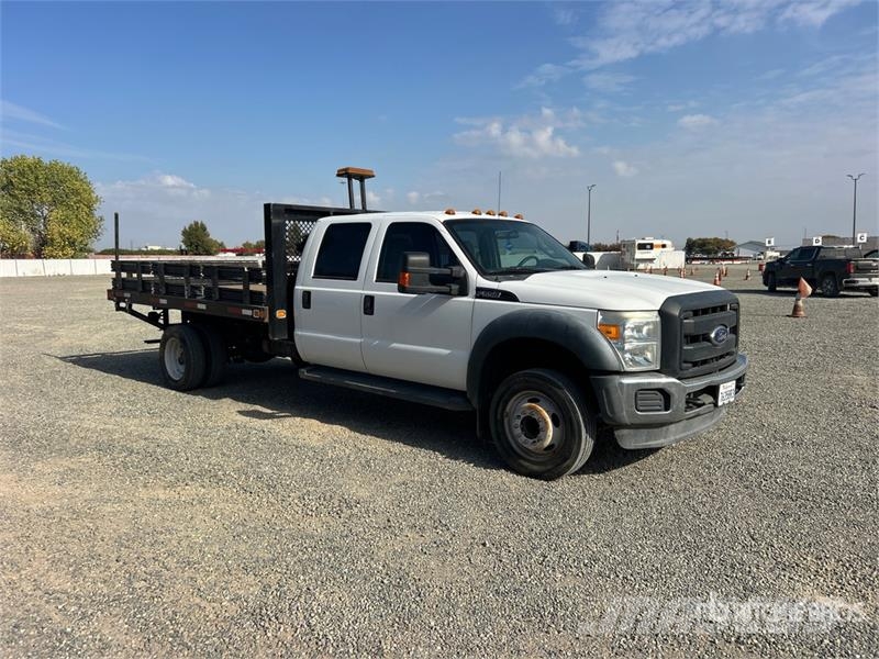 Ford F-550 XL 4x2 Crew Cab Flatbed Truck Camiones de cama baja