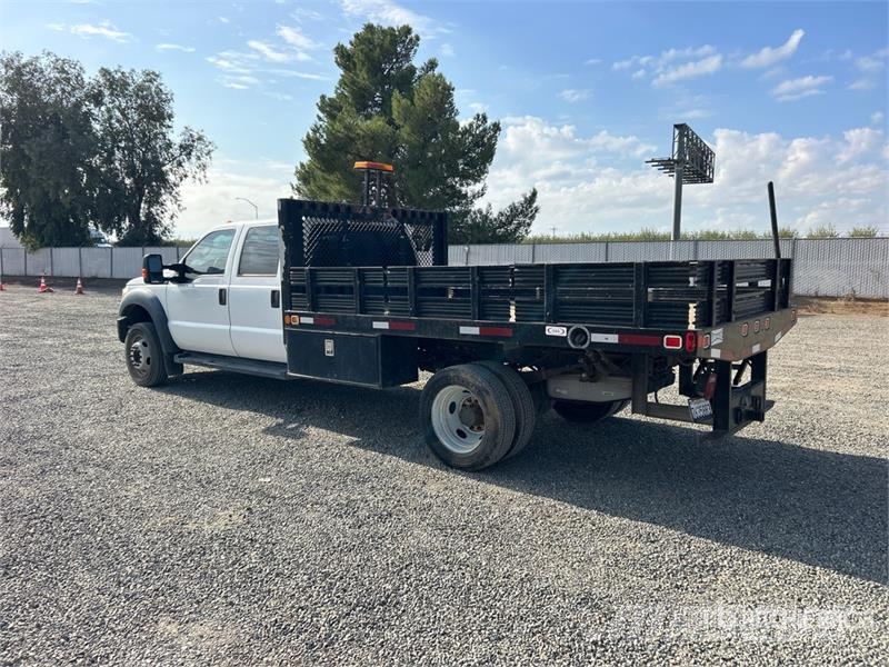 Ford F-550 XL 4x2 Crew Cab Flatbed Truck Camiones de cama baja