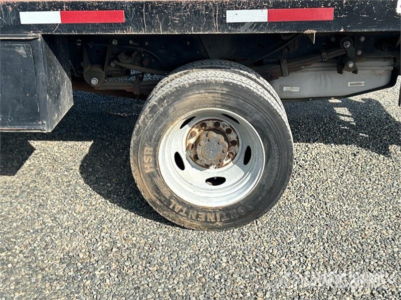 Ford F-550 XL 4x2 Crew Cab Flatbed Truck Camiones de cama baja