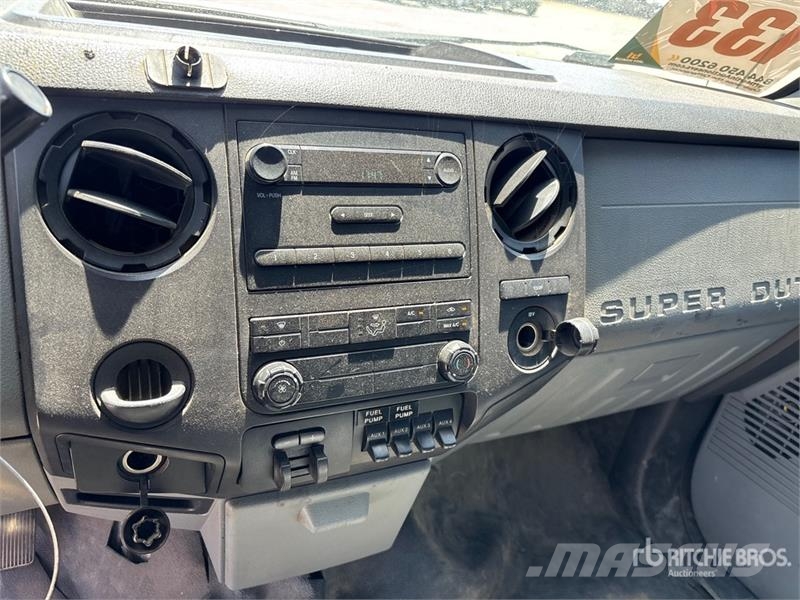 Ford F-550 XL 4x2 Crew Cab Service Truck Komunálne / Multi-úžitkové vozidlá