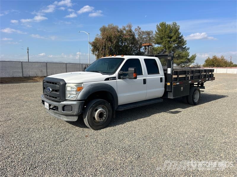 Ford F-550 XL 4x2 Crew Cab Flatbed Truck Camiones de cama baja