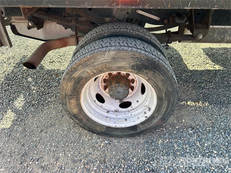 Ford F-550 XL 4x2 Crew Cab Flatbed Truck Camiones de cama baja