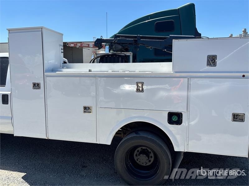 Ford F-550 XL 4x2 Crew Cab Service Truck Komunálne / Multi-úžitkové vozidlá