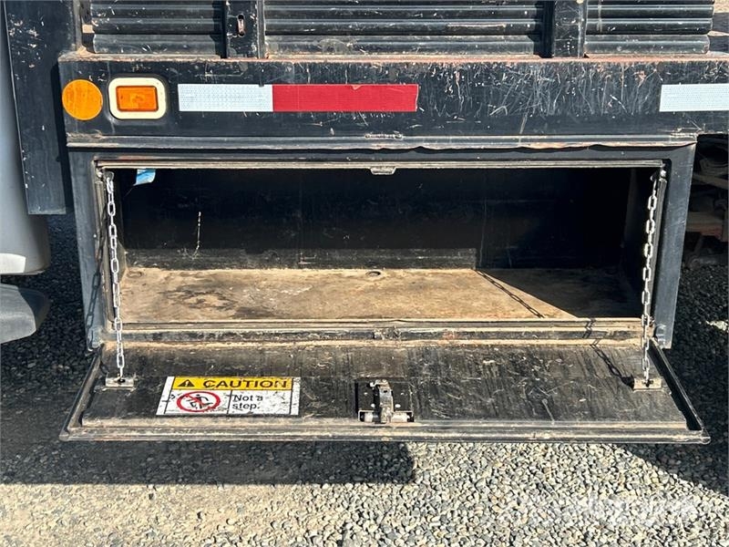 Ford F-550 XL 4x2 Crew Cab Flatbed Truck Camiones de cama baja