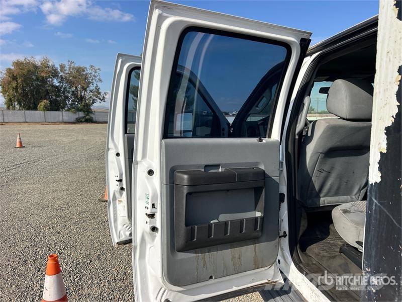 Ford F-550 XL 4x2 Crew Cab Flatbed Truck Camiones de cama baja