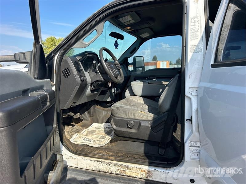 Ford F-550 XL 4x2 Crew Cab Flatbed Truck Camiones de cama baja