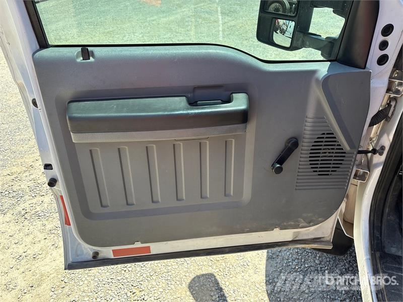 Ford F-550 XL 4x2 Crew Cab Service Truck Komunálne / Multi-úžitkové vozidlá