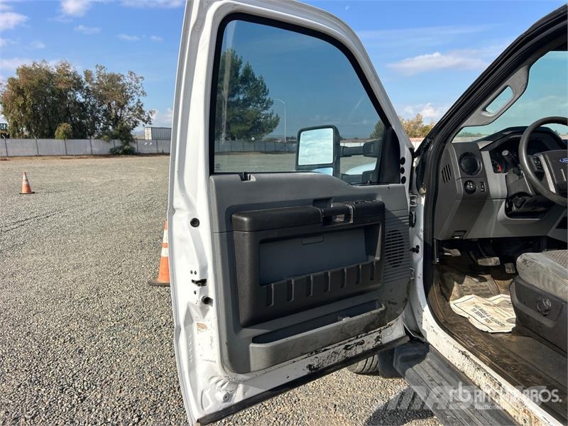 Ford F-550 XL 4x2 Crew Cab Flatbed Truck Camiones de cama baja