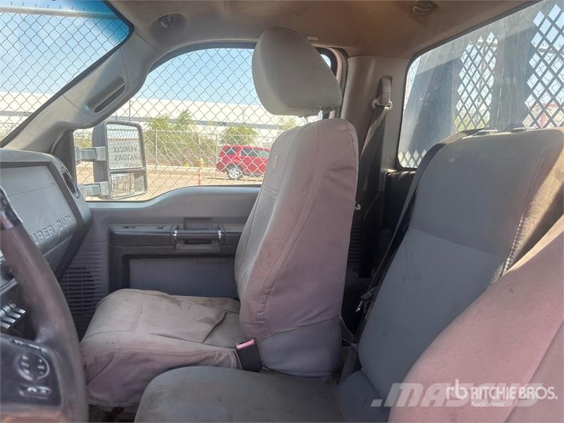 Ford F-550 XL 4x2 Flatbed Truck Tovornjaki s kesonom/platojem