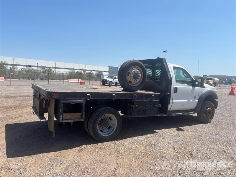 Ford F-550 XL 4x2 Flatbed Truck Tovornjaki s kesonom/platojem