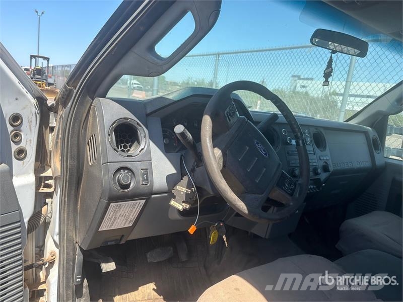Ford F-550 XL 4x2 Flatbed Truck Tovornjaki s kesonom/platojem