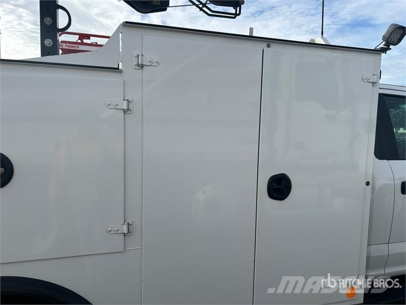 Ford F-550 XL 4x2 Service Truck Közúti karbantartó haszongépek