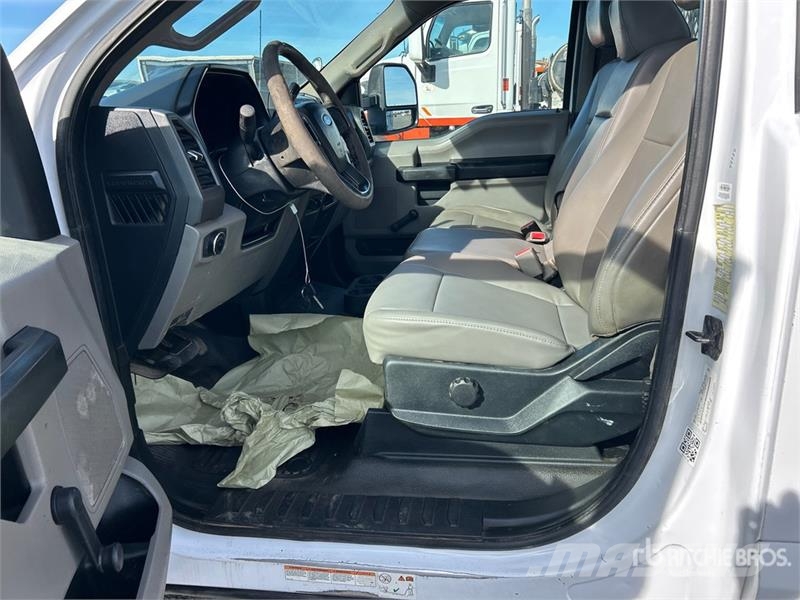Ford F-550 XL 4x2 Utility Truck 皮卡车